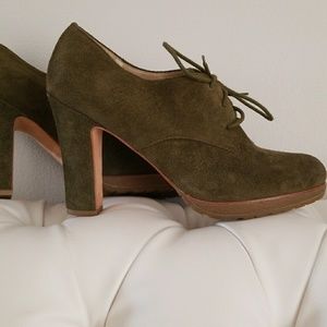 Vntg TALBOTS olive green Suede Ankle heels